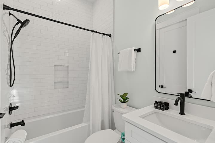 El baño privado 6 cuenta con una combinación de regadera y tina.