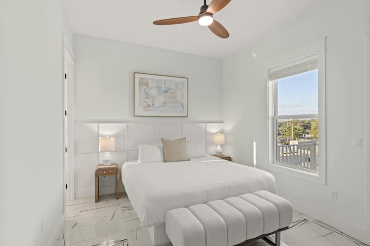 El dormitorio 9 cuenta con una cama tamaño king y baño privado.
