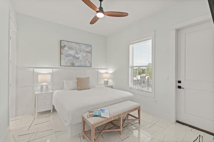 El dormitorio 8 cuenta con una cama tamaño king y un baño privado.