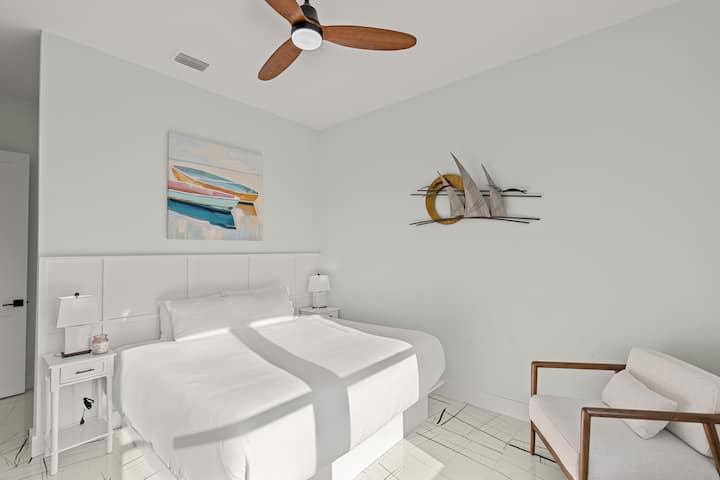 El dormitorio 7 cuenta con una cama tamaño king y un baño privado.