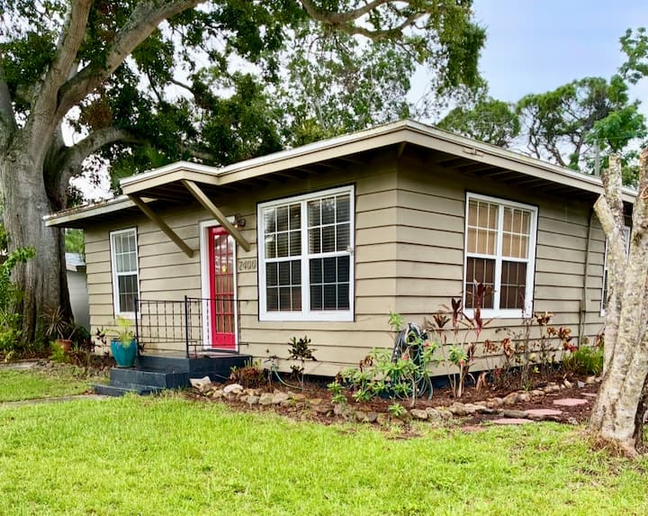 Piece Of Paradise Close To Downtown And Beaches! - Sarasota, FL