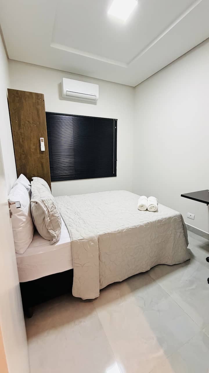 ️ Recámara 2, acogedora y equipada con cama matrimonial, aire acondicionado frío/calor, Smart TV de 32 pulgadas, escritorio y silla, que ofrece comodidad tanto para descansar como para quienes necesitan un espacio para trabajar o estudiar.