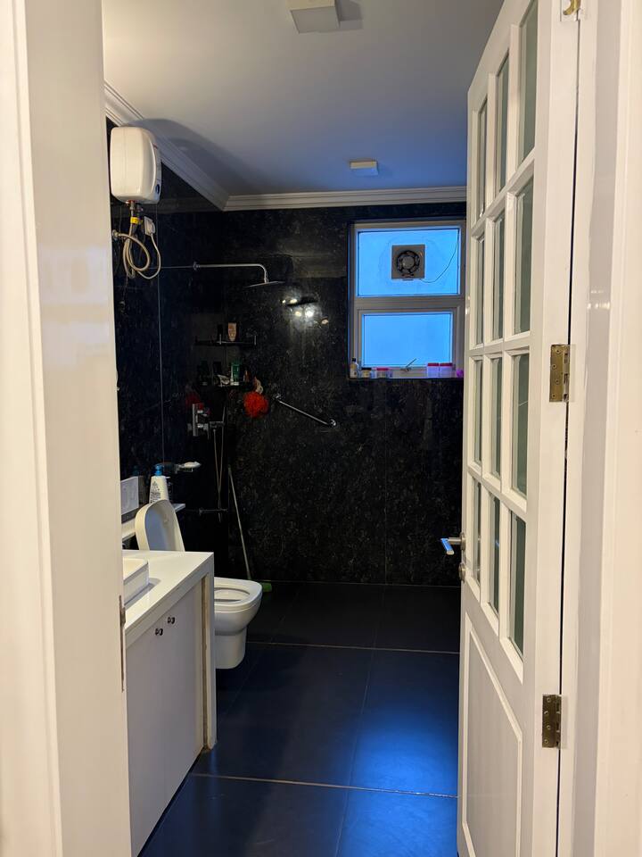 Full bathroom 1 image 1