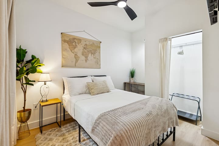 Acogedora recámara de tamaño completo con TV inteligente, cortinas opacas, persianas para oscurecer la habitación y ropa de cama de primera calidad para una estancia cómoda y relajante.
