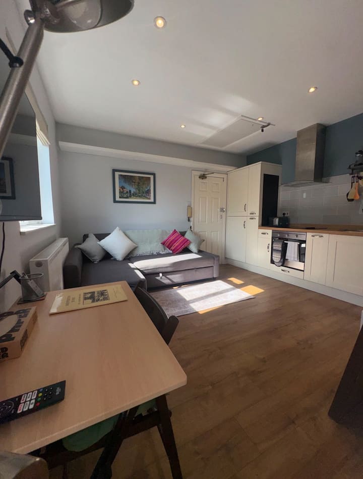 Charming Village Apartment In Surrey - Hampton
