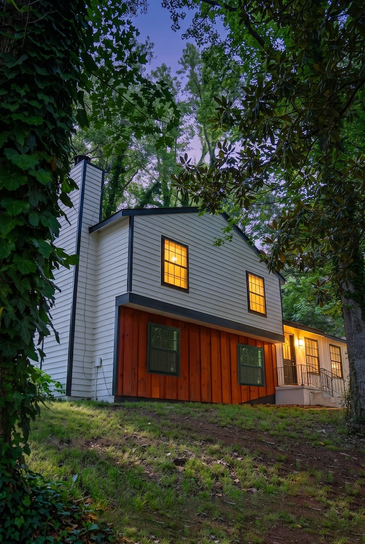 Spacious Southern Charm Near Atl Airport! - Riverdale, GA