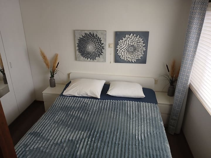 Priestranná spálňa, posteľ 160 x 200, s množstvom priestoru v skrini, zatemňovacie závesy.
