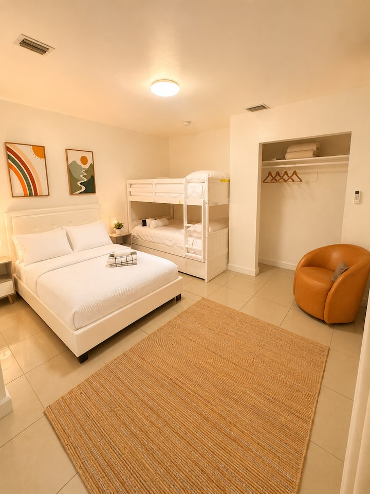 Large Studio Near Miami Beach, Brickell, Airport - Miami, FL