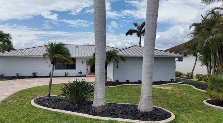Waterfront 3/2 Home W/ac/internet/hottub+utilities - Punta Gorda, FL