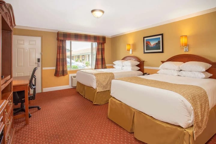 2 Queen | Travelodge Hawthorne | Poolside - Hawthorne, NV