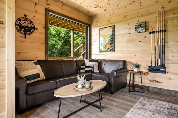 The lounge sofa converts to a queen, so the group sleeps 11 without anyone roughing it.