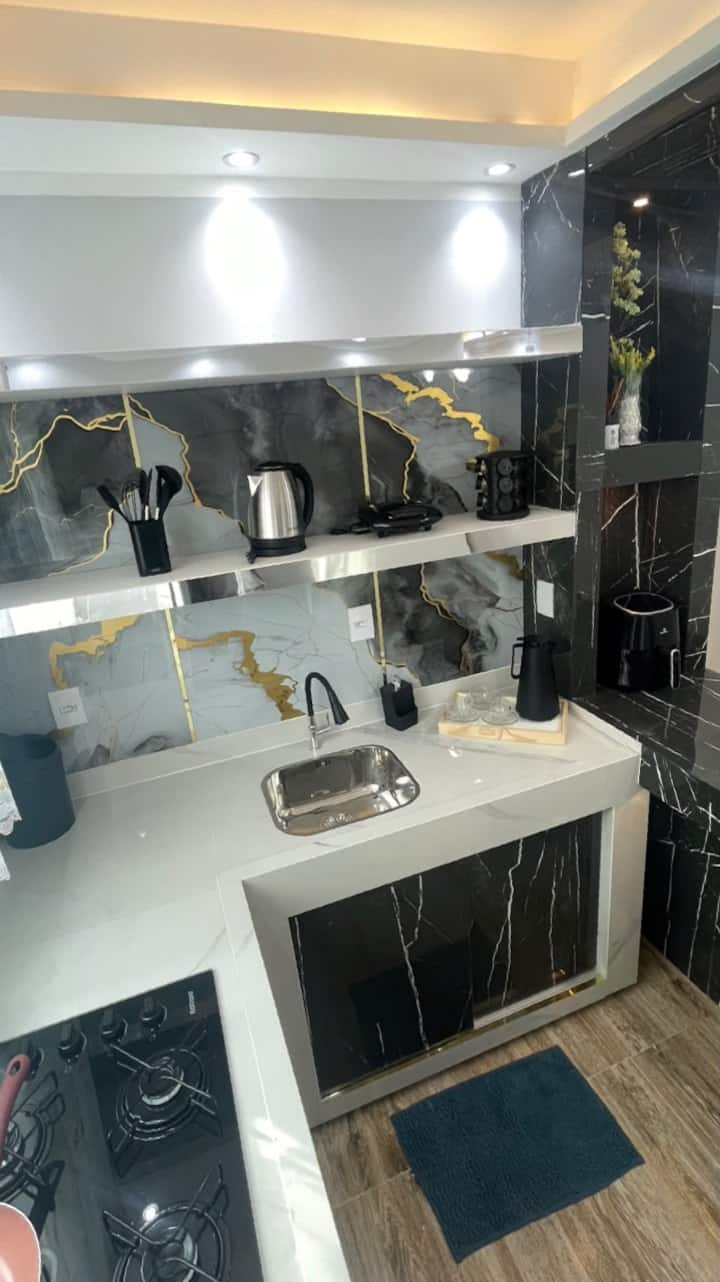 Detalhe do banheiro com cuba preta fosca