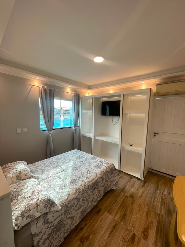 Quarto 1 com sanca LED e TV