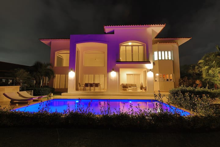 Villa Lucrecia Sofia · Pool & Cocotal Golf - Punta Cana
