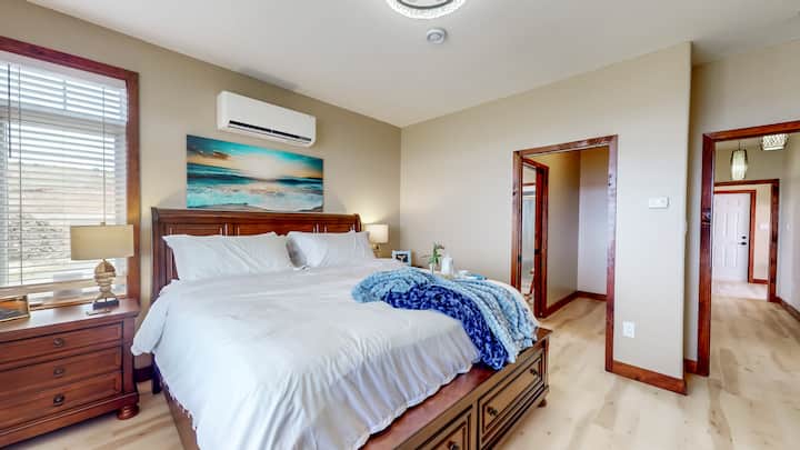 Chumba cha kulala kikuu chenye bafu lenye vyombo 3 na kabati la nguo, kitanda aina ya king size.
