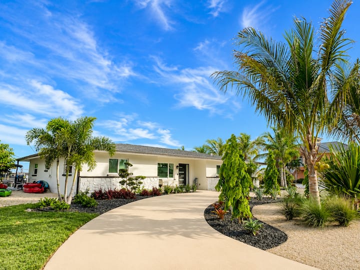 Waves At Casa Palma | Luxury Waterfront Oasis - Englewood, FL