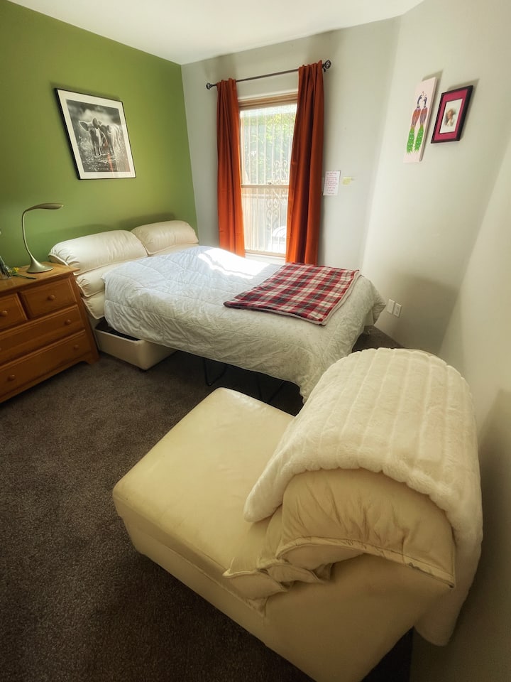 Un divan-lit très confortable peut accueillir deux personnes confortablement. 
La chaise en cuir dans la chambre offre un coin salon supplémentaire. 
Grande commode pour ranger vos effets personnels.