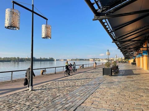 Sunny, spacious, close Cité de Vin