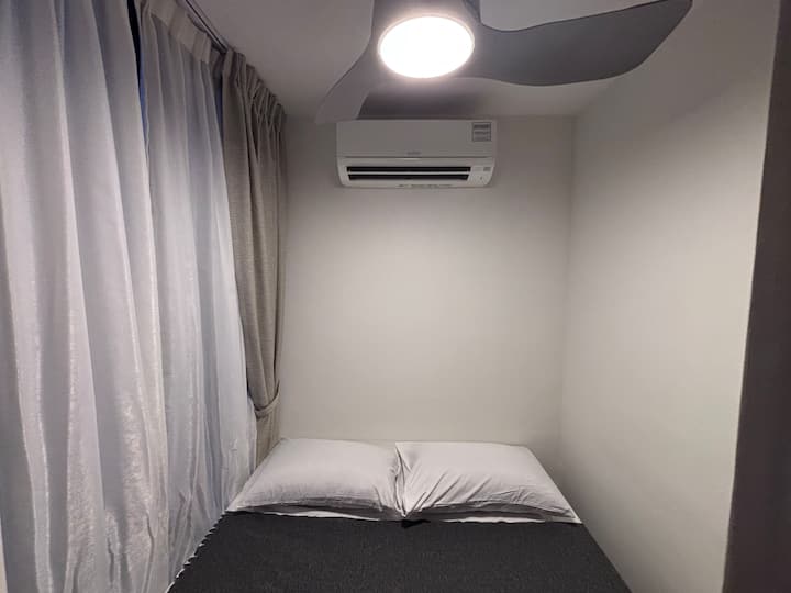 Room W Attached Bathroom, 6 Min Walk To Mrt Exit - Singapore