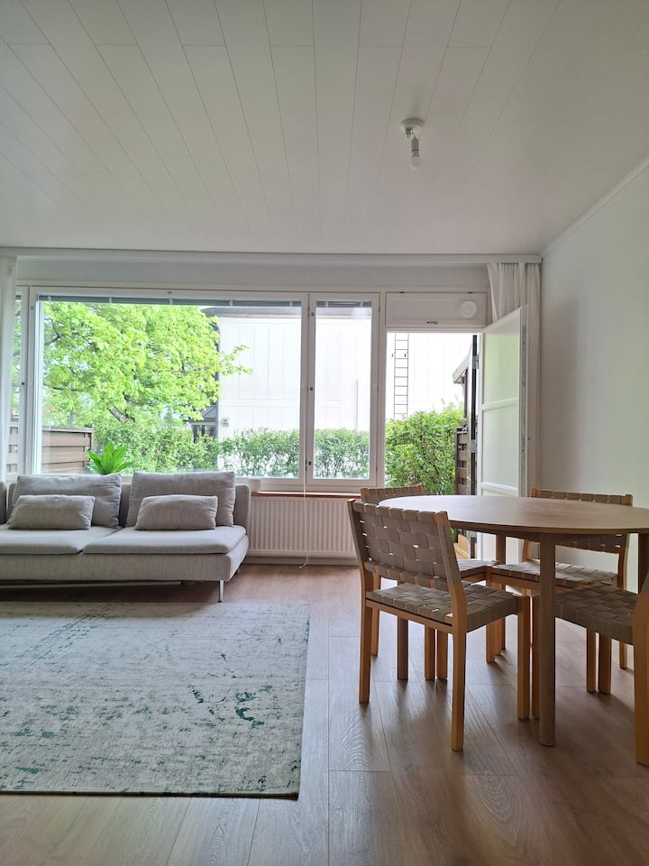 Juuri Remontoitu Rivitalohuoneisto Takapihalla. - Helsinki