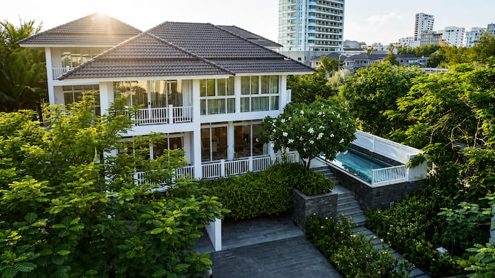 5br Elegant Villa W/private Pool, Near The Beach - Da Nang