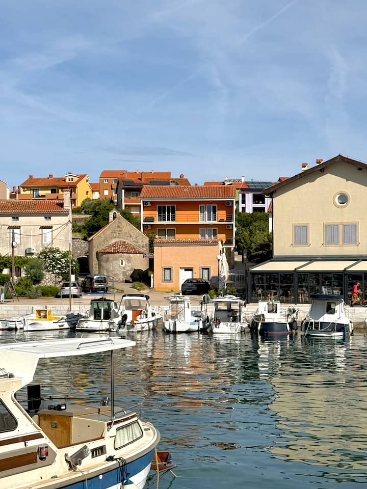 Waterfront Stone House Cres Lungomare Promenade 6 - Cres