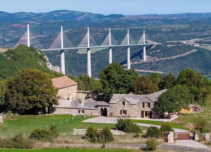 Face Viaduc Millau: 1 Chambre / Bergerie Rénovée - Millau