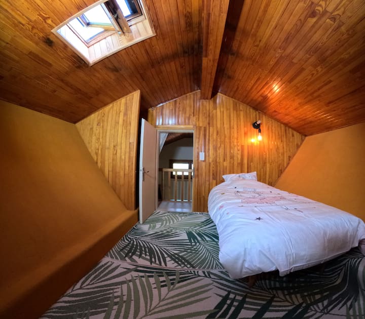 Acceso por una escalera a un balcón en el entrepiso que domina la sala de estar y que da a esta pequeña habitación oculta...