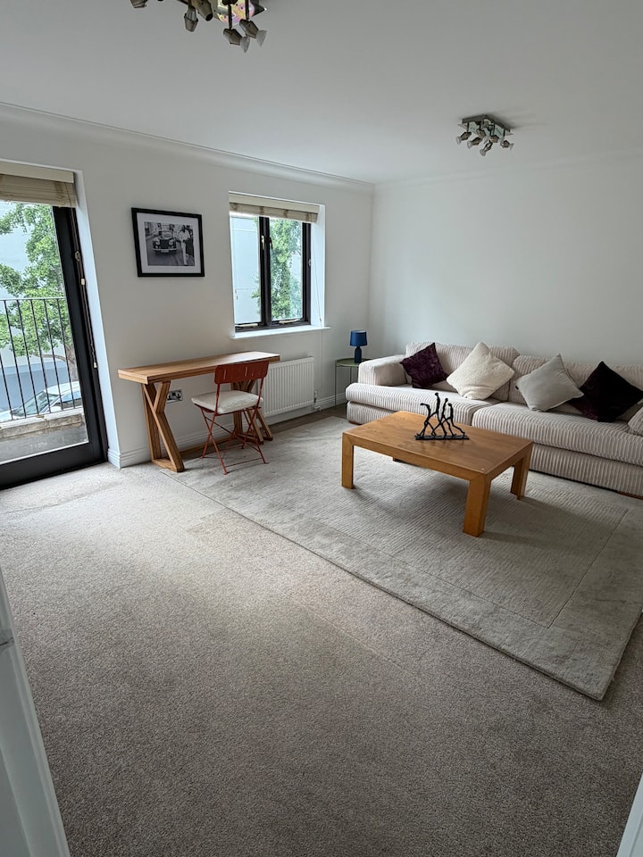Central But Peaceful Kingston Flat With Balcony - サービトン