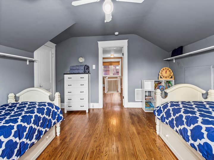 额外的独立卧室（楼上）--每张床下方均有带脚轮的床