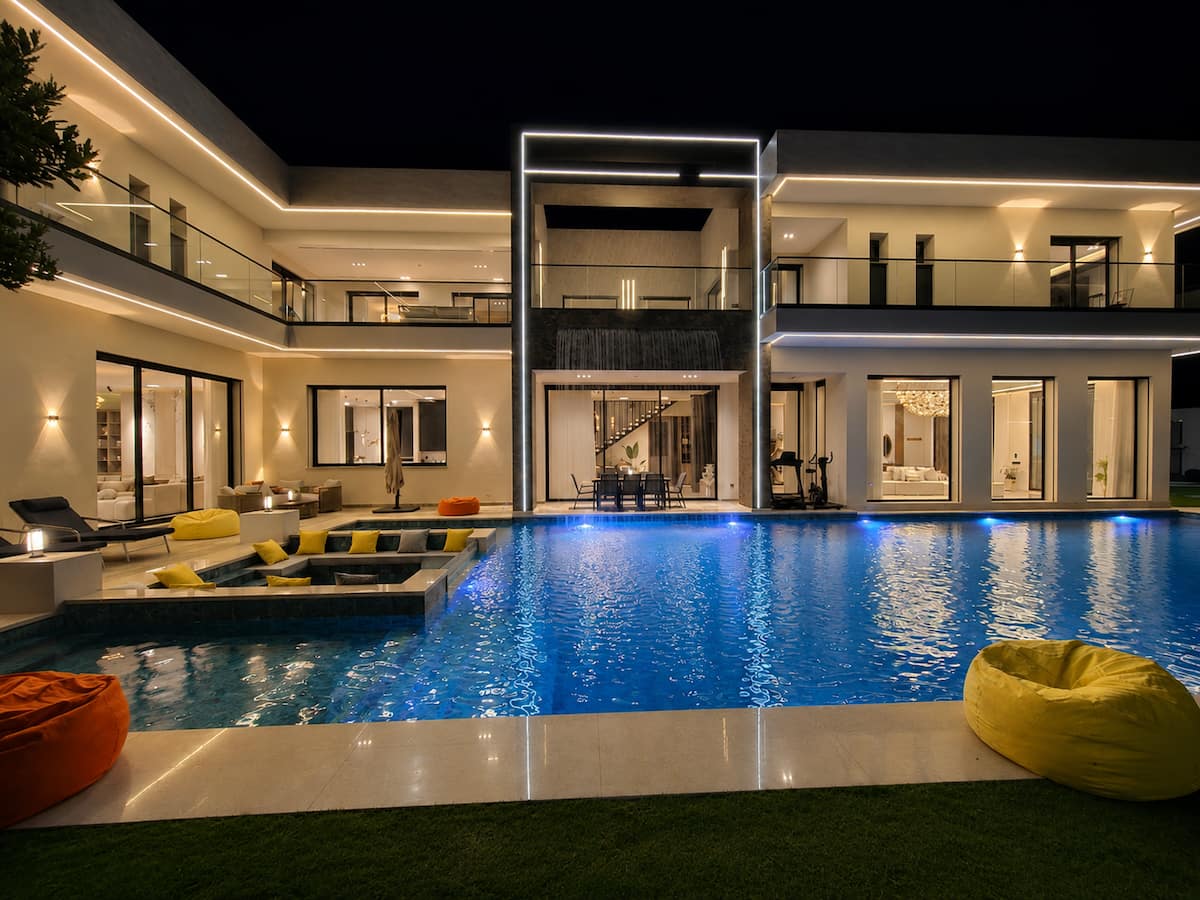 THE ONE, la piscine de nuit