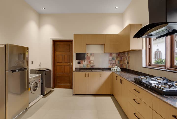 Full kitchen image 1