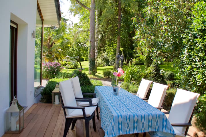 Luxuriöse Villa Im Park Mit Teich Und Terrasse - Neuss