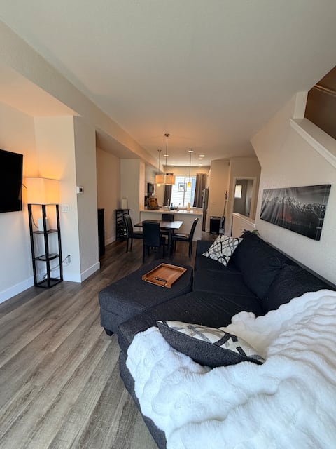 Successful Airbnb property: Beautiful town home in southwest Denver. in Two Creeks Neighborhood Organization