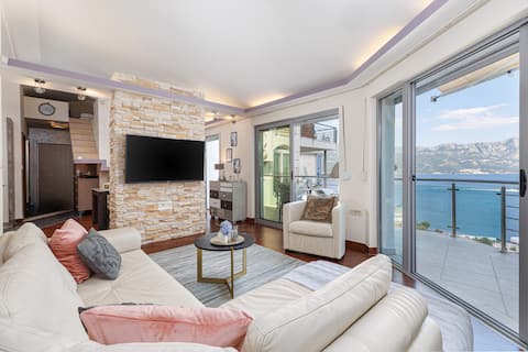 Top performing Airbnb: Infinity Sea View Apartment with private parking in Komoševina
