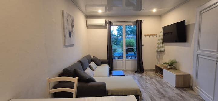 Villa Familiale, Dans Un Espace De Verdure. - Calvisson