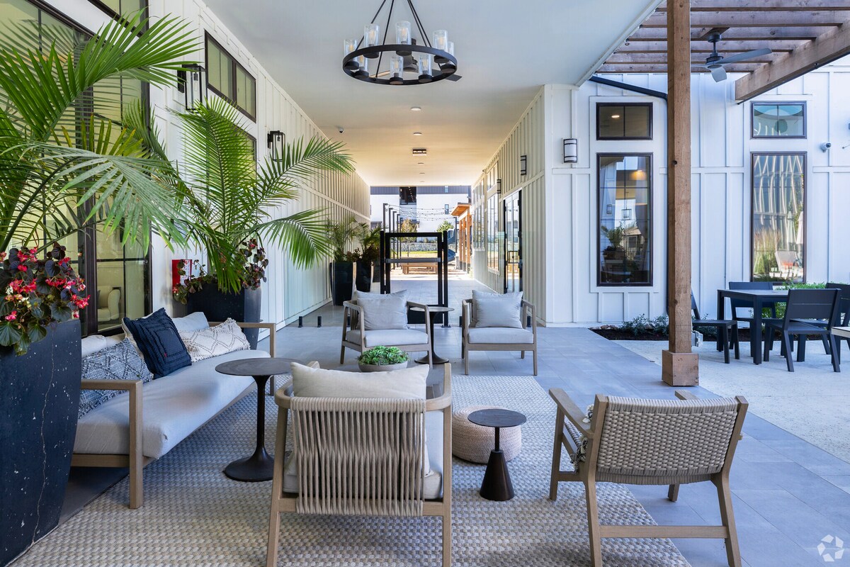 Luxury MCM Apartment Near Airport