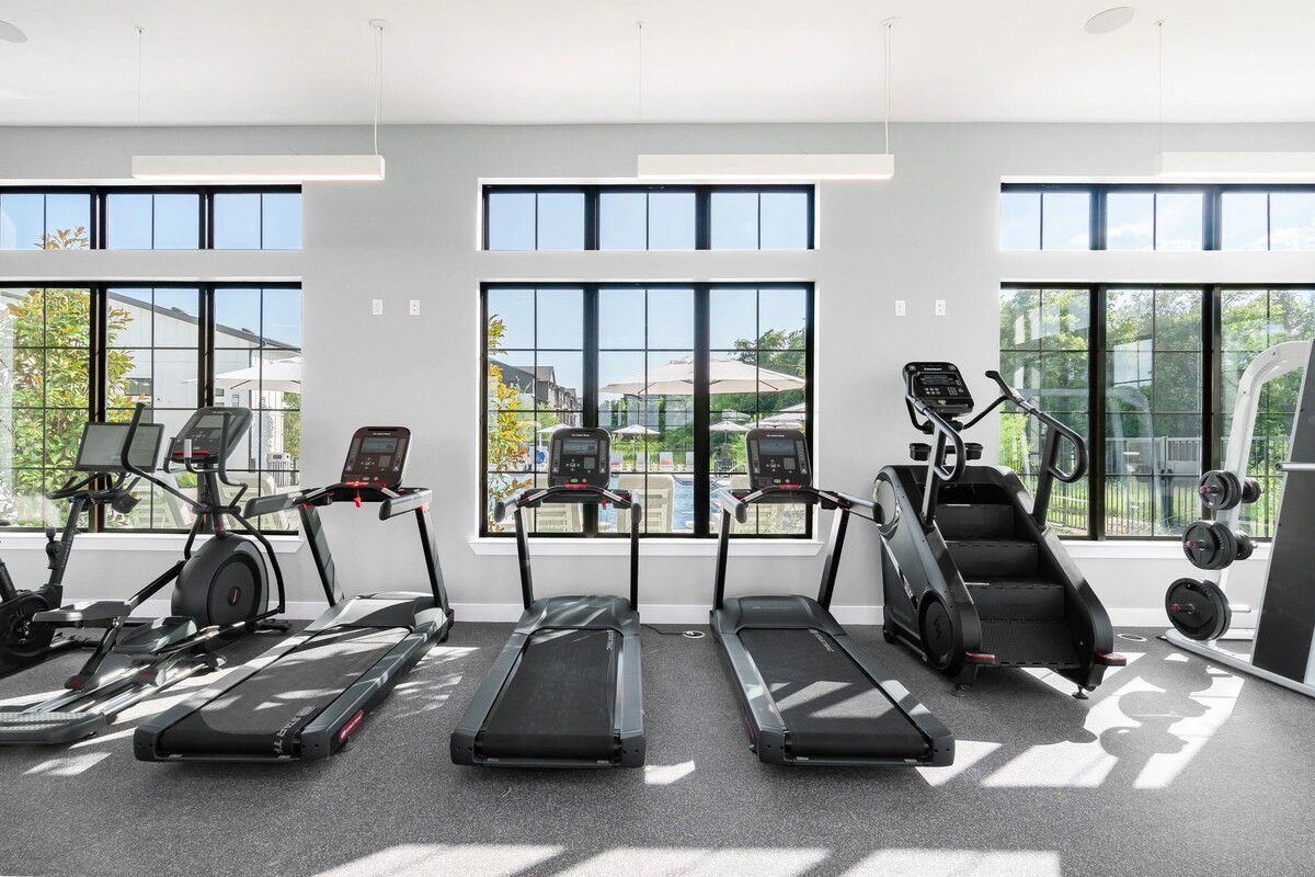 Luxury MCM Apartment Near Airport