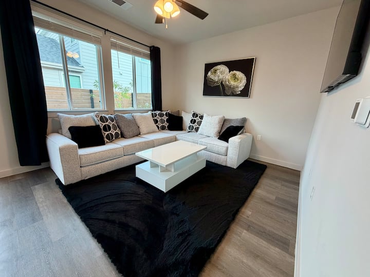 Cozy Modern Stay - Pflugerville, TX