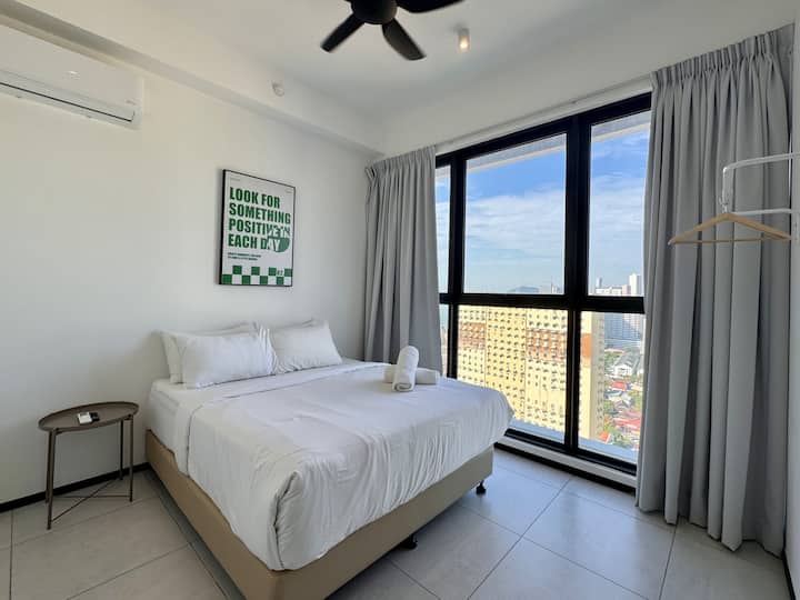 Parfaite pour la famille ou les amis, cette chambre dispose d'un lit Queen King Koil de 13 pouces de qualité supérieure et d'une belle vue sur la ville de Penang. Comprend un accès pratique à la salle de bain partagée dans le salon.
