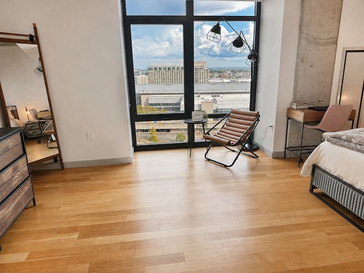 Luxury Seaport Studio -Amenities & Skyline Views! - Boston, MA