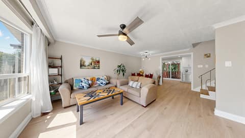 Top performing Airbnb: Bright Scarborough Bungalow with Easy Access in Scarborough—Guildwood