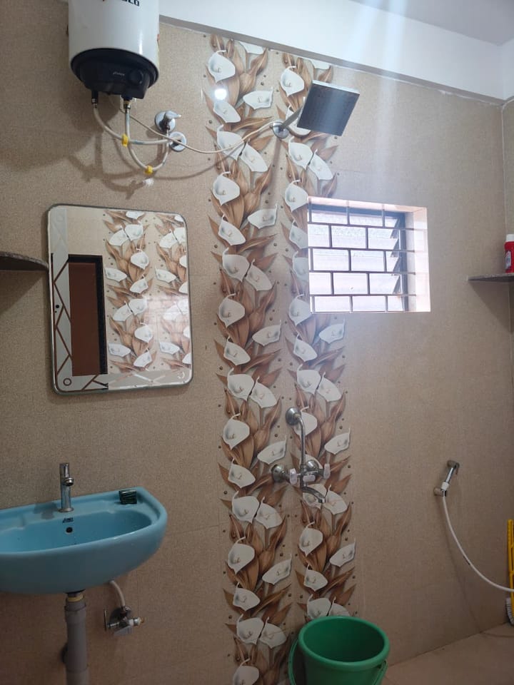 Full bathroom 1 image 1