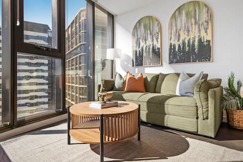 Top performing Airbnb: Rooftop Infinity Pool! 5 Guests - Free Park & Gym in Fortitude Valley
