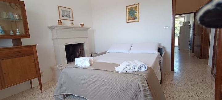 Sofá cama doble, ubicado en la sala de relajación/sala con vista al mar
