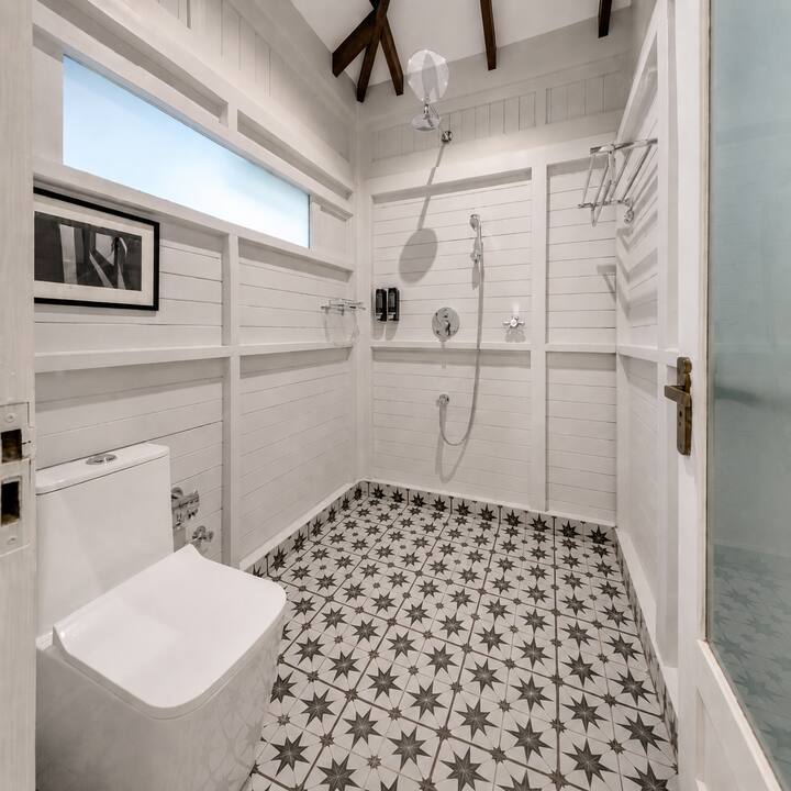 Full bathroom 1 image 1