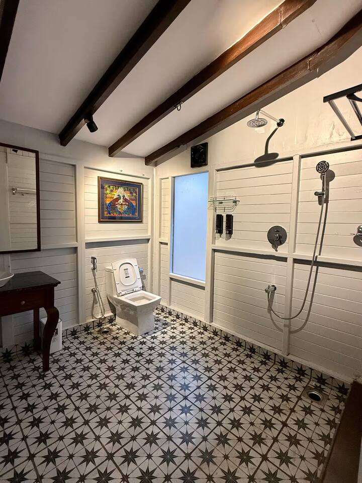 Full bathroom 2 image 1