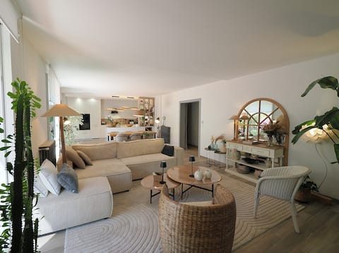Top performing Airbnb: Very central, air-conditioned, XXL terrace in Vaison La Romaine