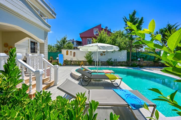 Fethiye'de ÇAlış Plajına Yürüme Mesafesinde Villa - Fethiye