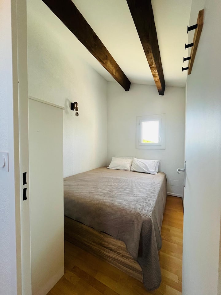 En el piso de arriba hay un dormitorio con una cama de 160 cm para su comodidad.